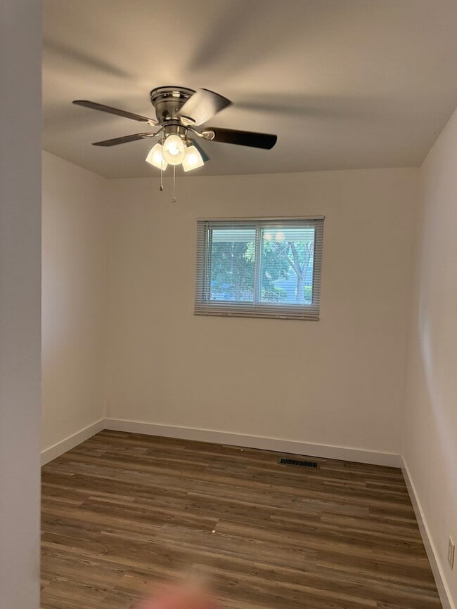 Building Photo - 533 Redwood Rd