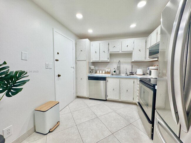 Building Photo - 3800 S Ocean Dr