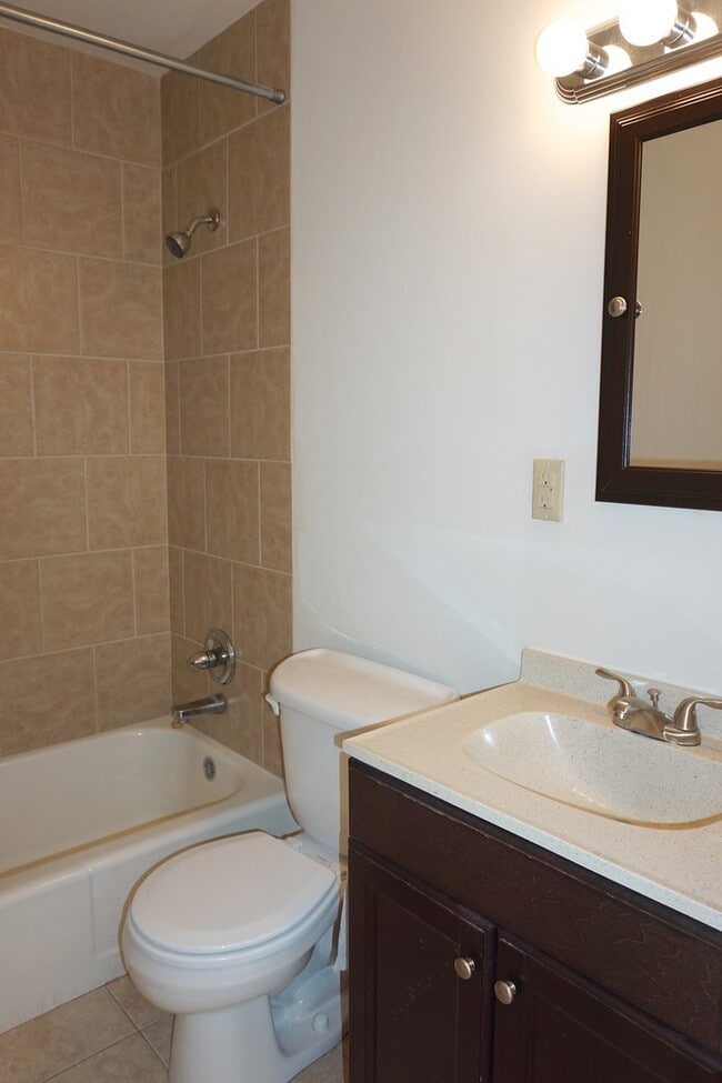 Building Photo - Beautiful home near College Hill!