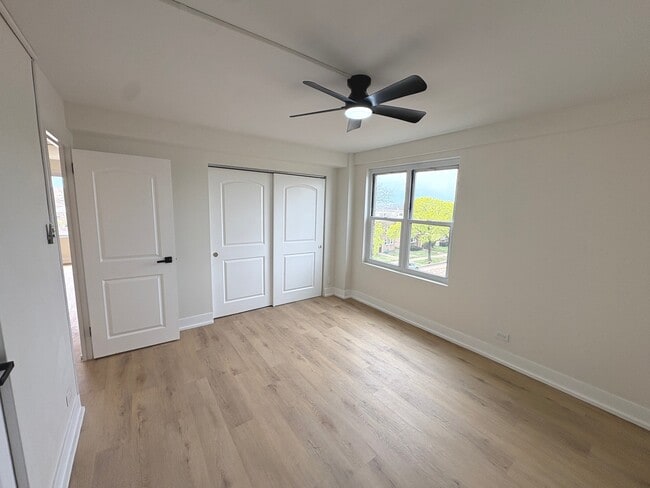 Building Photo - 2600 W Balmoral Ave