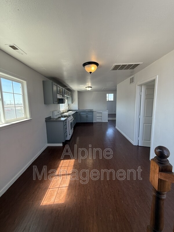 Building Photo - 806 52nd Ave