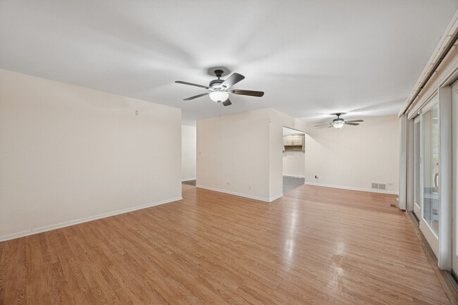 Building Photo - 21W225 Coronet Rd