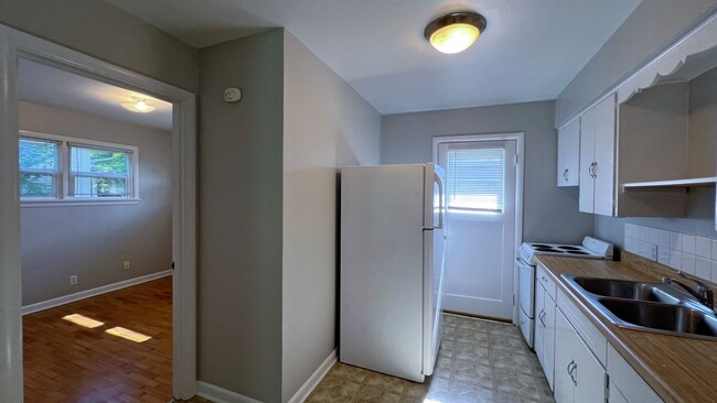 Building Photo - 32143La