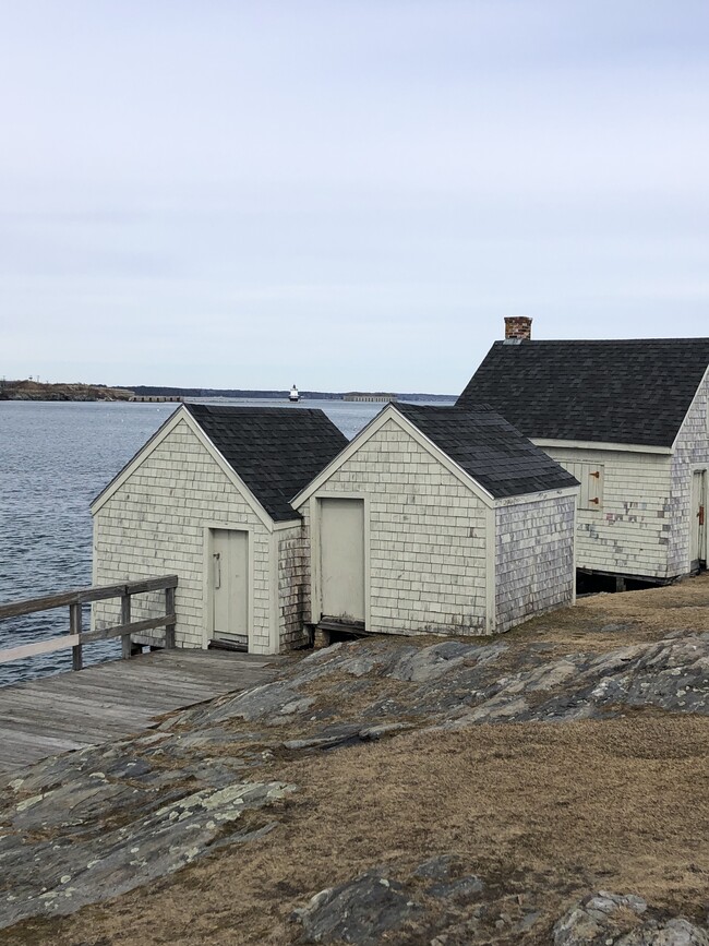 Fisherman's Point--3 minute walk from the house. - 11 Henry St