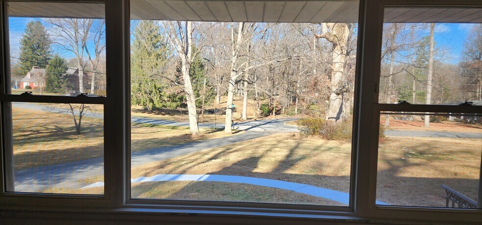 Building Photo - 1001 Orchard Way