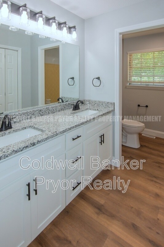 Building Photo - 313 Maple Way