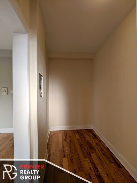 Building Photo - 812 W Diversey Pky