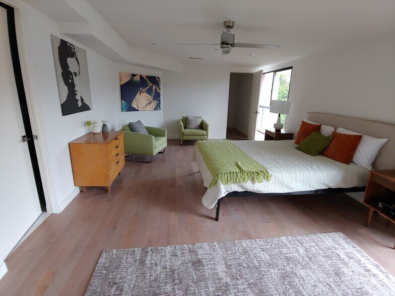 Building Photo - 654 N Virgil Ave