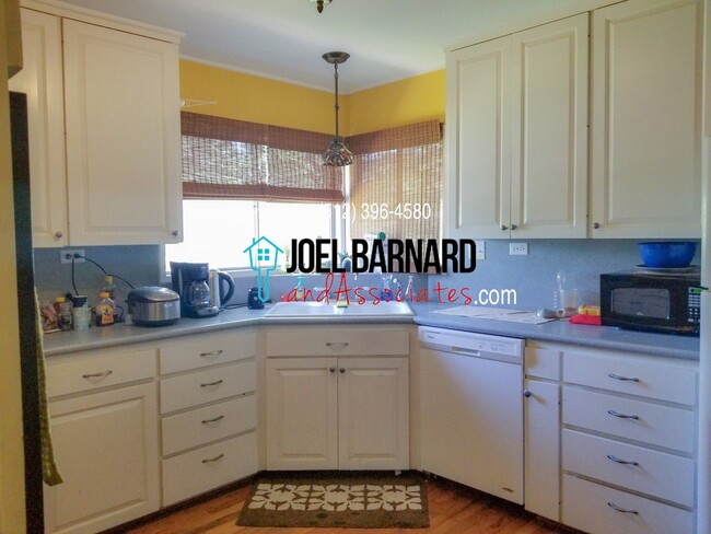 Building Photo - **Available May 10** Large Split Level Hom...
