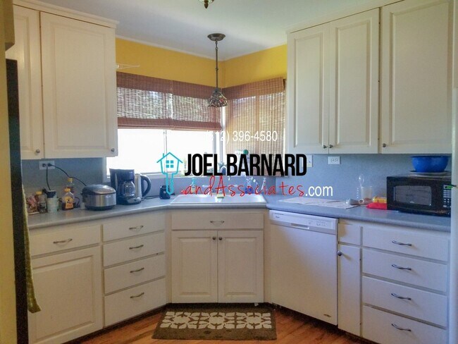 Building Photo - **Available May 17** Large Split Level Hom...