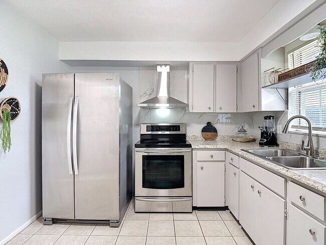 Building Photo - 2 BEDROOM 1 BATH APARTMENT HOME LOCATED IN ST. PETERSBURG, FL