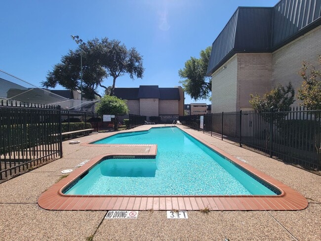 Building Photo - Two Bedroom Condo Near Med Center!