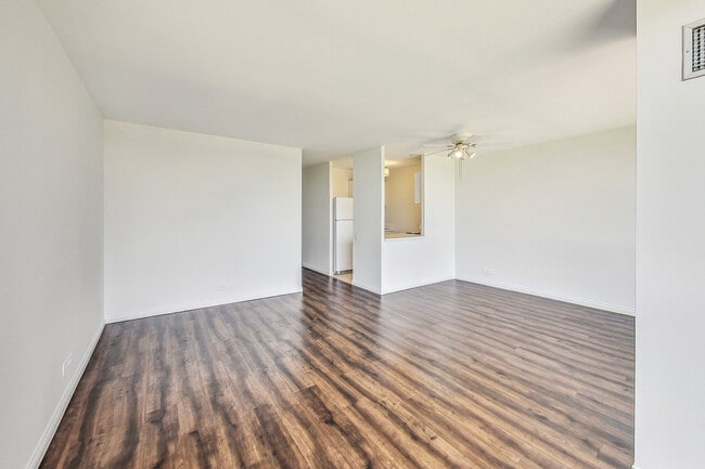 Building Photo - 4343 N Clarendon Ave