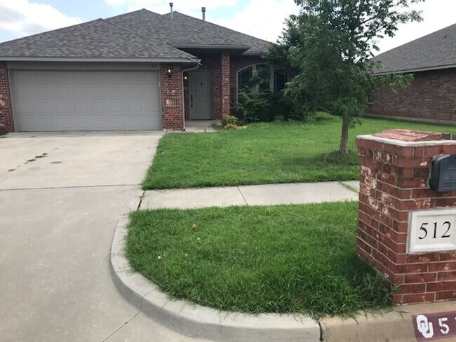 Building Photo - 4 BEDROOMS!  - First Month Free