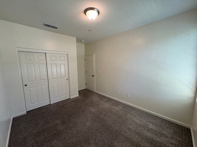 Building Photo - Comfortable NW Visalia Home Rent Ready!