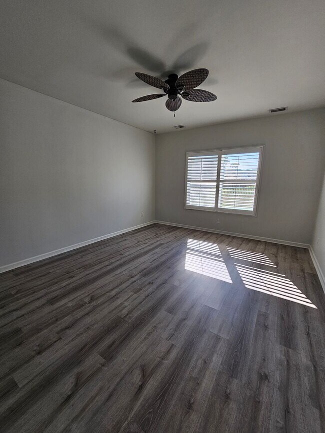 Building Photo - Gorgeous Goose Creek Home!