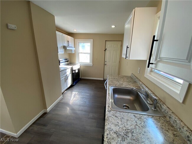 Building Photo - 5161 Greenhurst Dr