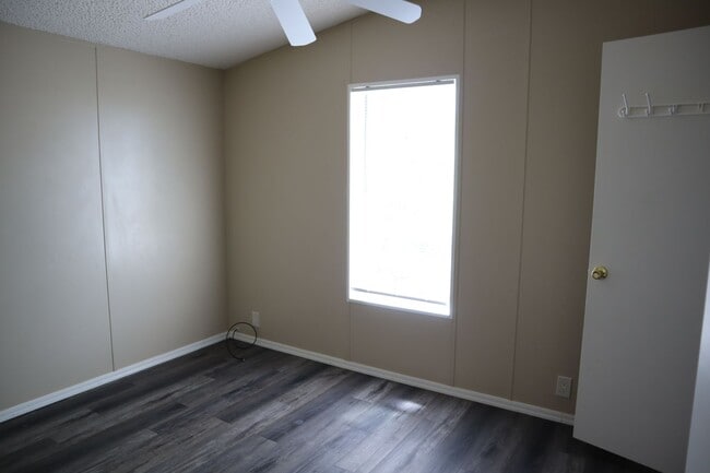 Building Photo - 545 N Sabin St