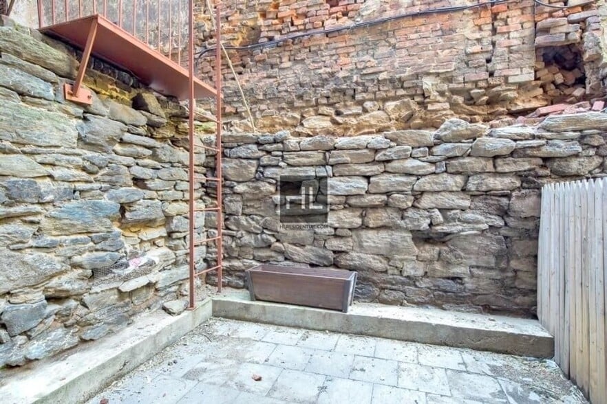 Building Photo - AVE. B