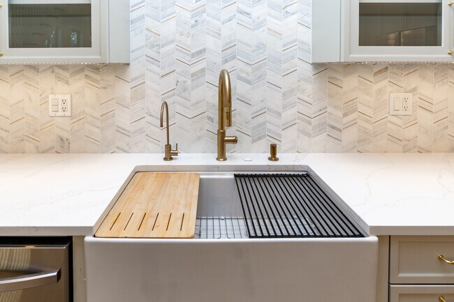 Building Photo - 17 Wilson St