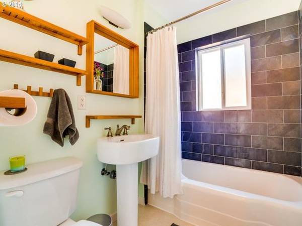 Building Photo - 5530 NE 7th Ave