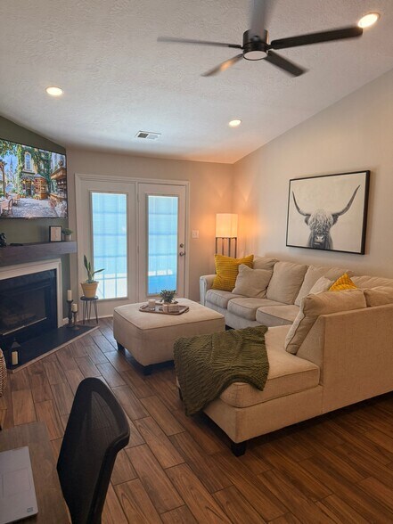 Building Photo - 4005 Calypso Dr