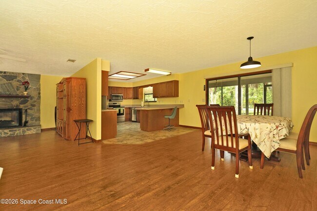 Building Photo - 670 Kings Way