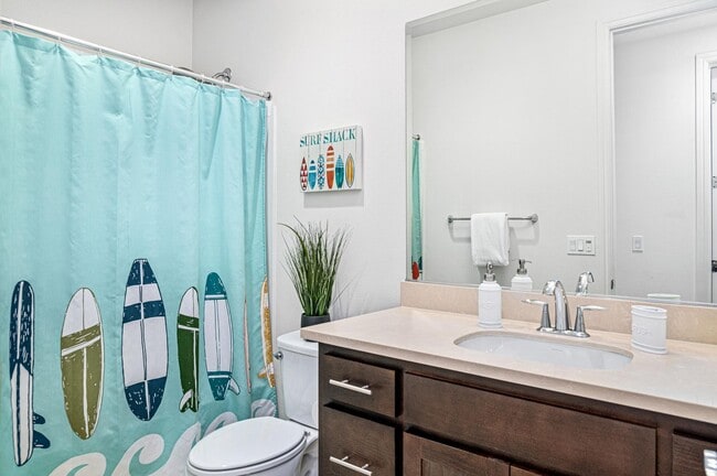 Building Photo - Jordan Ranch Townhouse 4 bed / 3.5 bath, G...