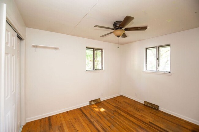 Building Photo - Charming 4 Bedroom, 1.75 Bath Brick Ranch Near Old Town!