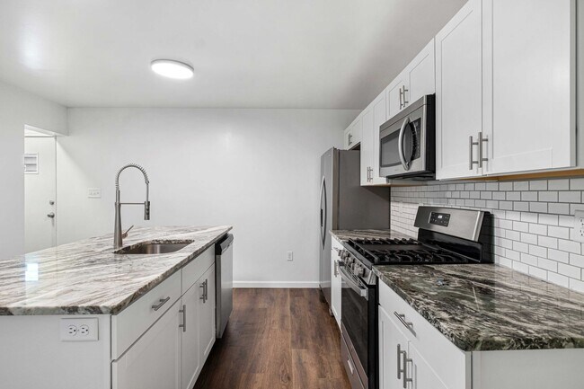 Building Photo - Totally Updated 3 bed, 3 bath, AMAZING loc...