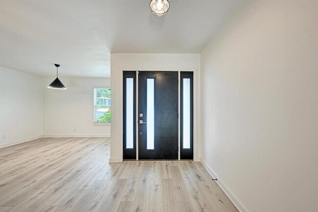 Building Photo - 6700 Kings Point
