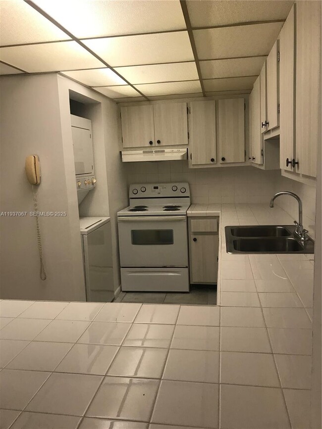 Building Photo - 10000 NW 80th Ct