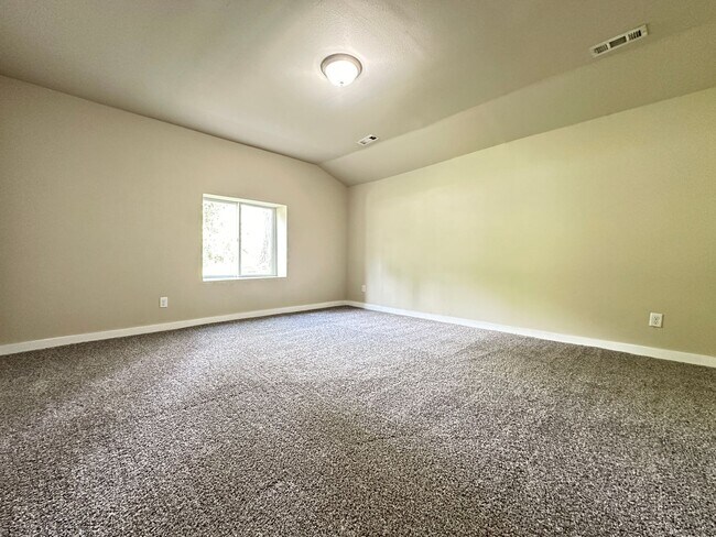 Building Photo - 3 Bed 2 Bath 2 Stall Garage - Country Styl...