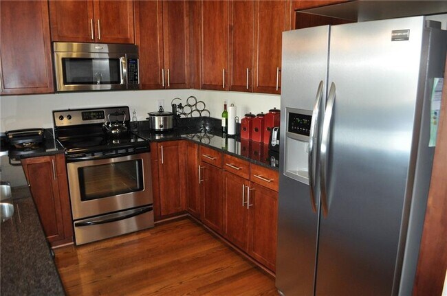 Building Photo - 943 N Ormewood Park Dr SE
