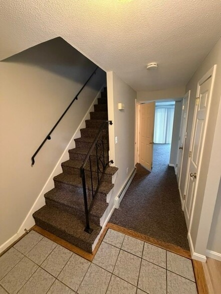 Building Photo - 136 Canterbury Ln