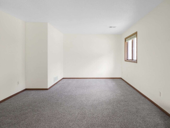 Building Photo - Available now 2-Bed Twin Home in Shoreview - Pets welcome