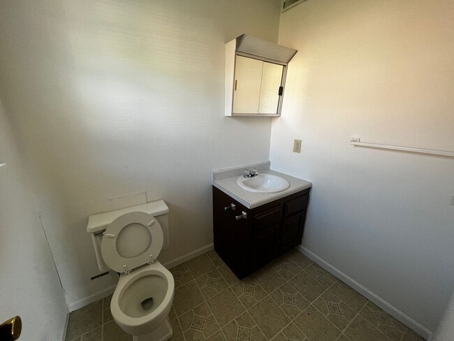 Building Photo - 3 Bedroom/1.5 bathroom Duplex