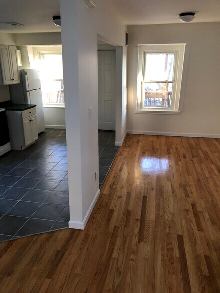 Building Photo - 86 Putnam St