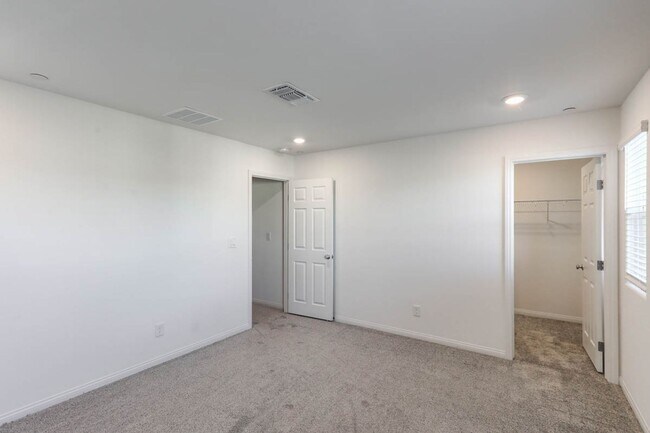 Building Photo - INSPIRADA BEAUTY WITH BED AND FULL BATH ON 1ST FLOOR