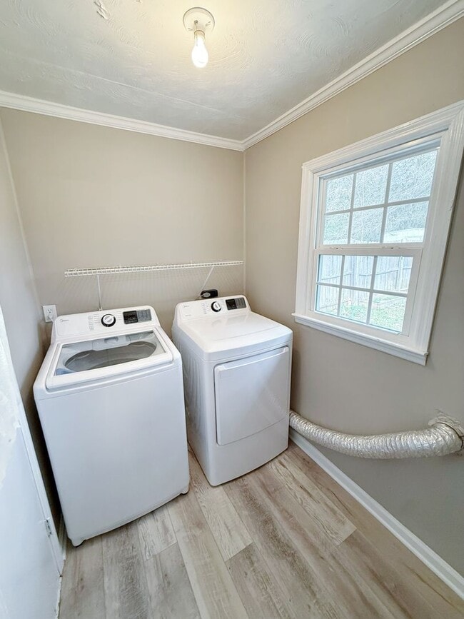 Building Photo - Cozy, Contemporary Living in a Quiet Community!