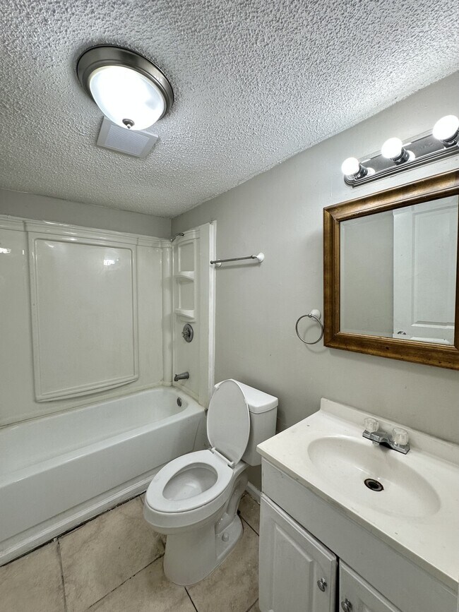 Building Photo - 1512 Cherry Ave