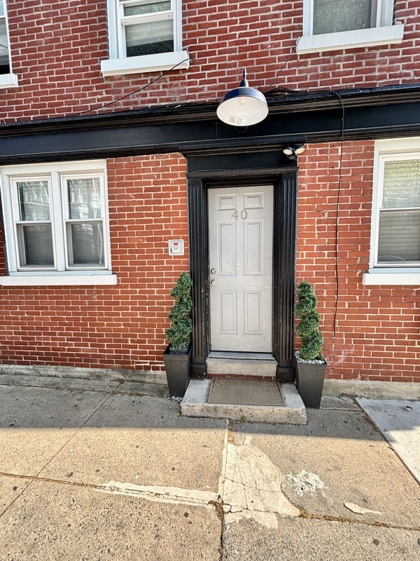 Primary Photo - 40 W James St