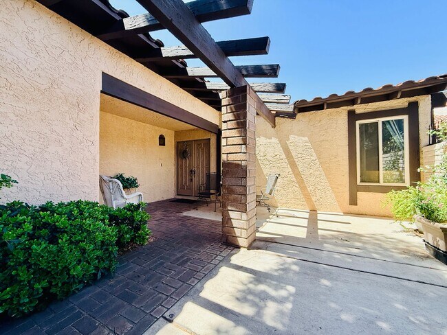 Building Photo - Available August 1st! Beautiful fully furnished single-story home located in the prestigious Span...