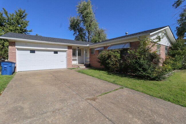 Primary Photo - 3 Bed Mid-Town Beaut! Available for Immedi...