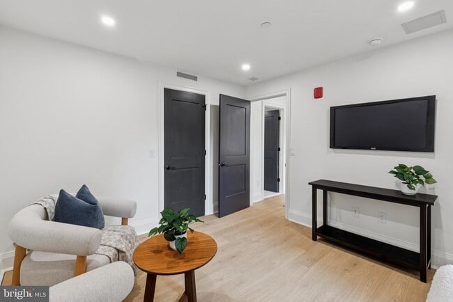 Building Photo - 135 S 19th St