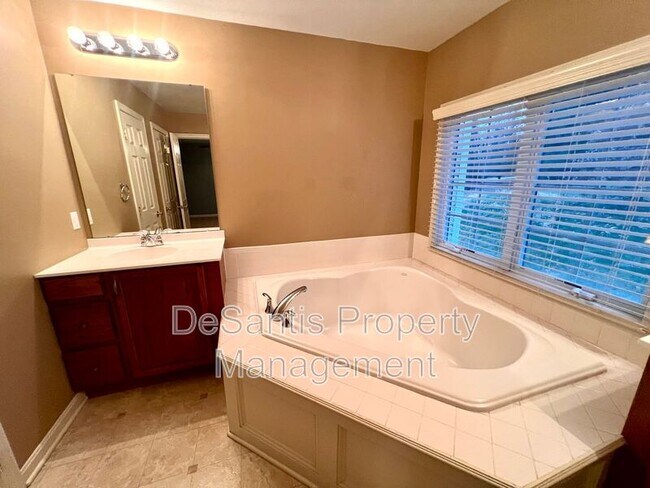 Building Photo - 945 Montclair Dr