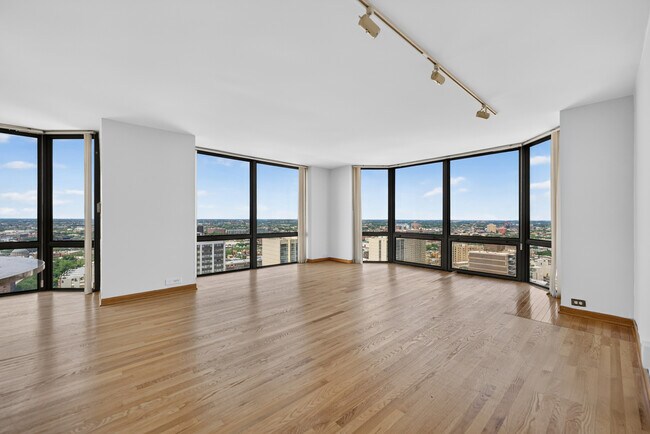 Building Photo - 2650 N Lakeview Ave
