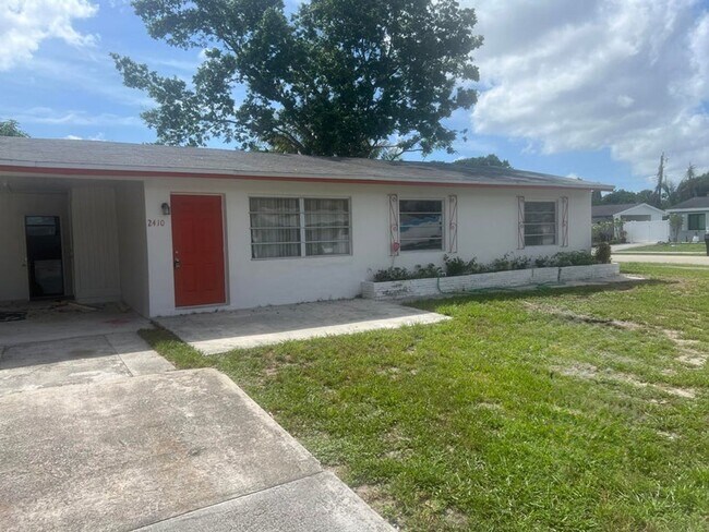 Building Photo - 2410 SW 44th Ave