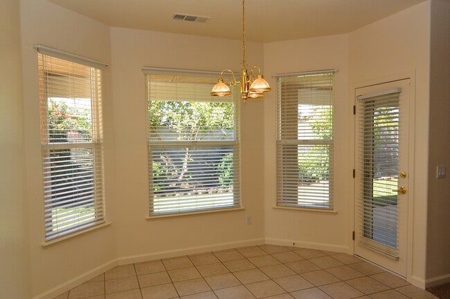 Building Photo - Spacious 3 Bedroom 2 Bathroom home with a Bonus Room in Southeast Visaliia!