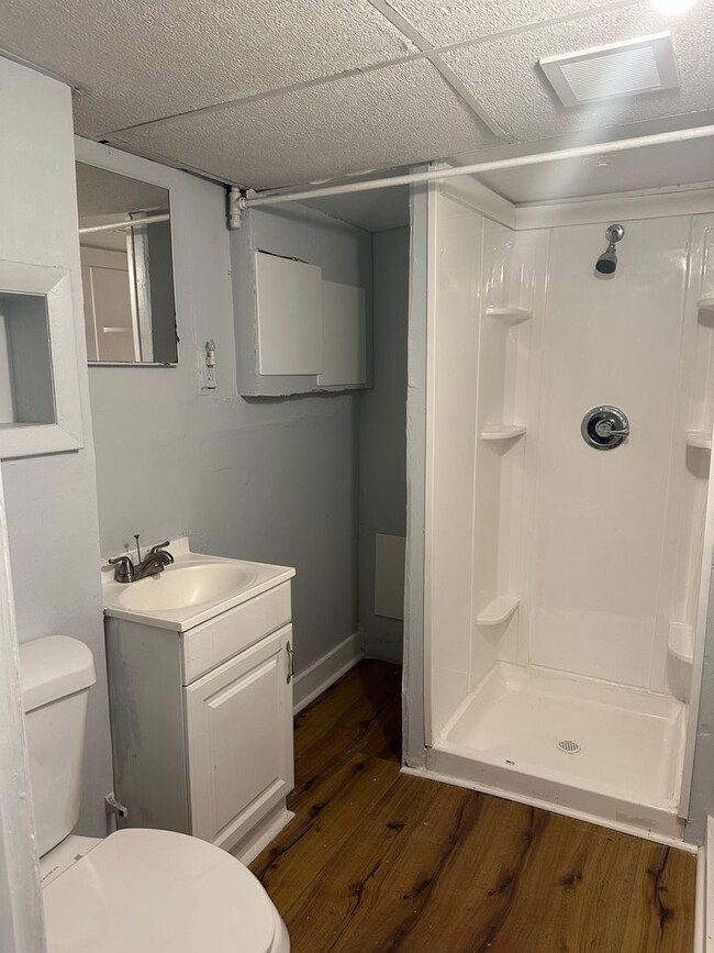 Building Photo - Spacious Rooms! Finished Basement! W/D Hook-Up!! Available Now!